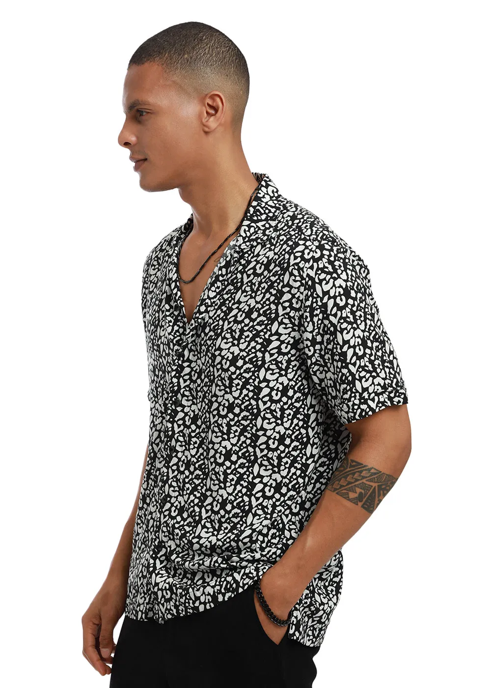 Achromatic Rosette Print Half sleeve shirt