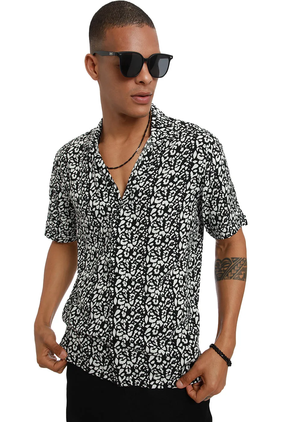 Achromatic Rosette Print Half sleeve shirt