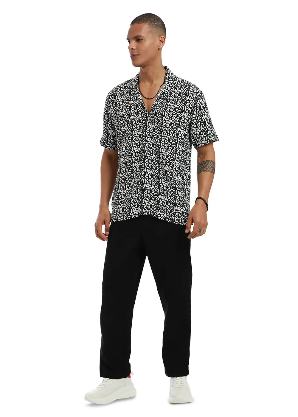 Achromatic Rosette Print Half sleeve shirt