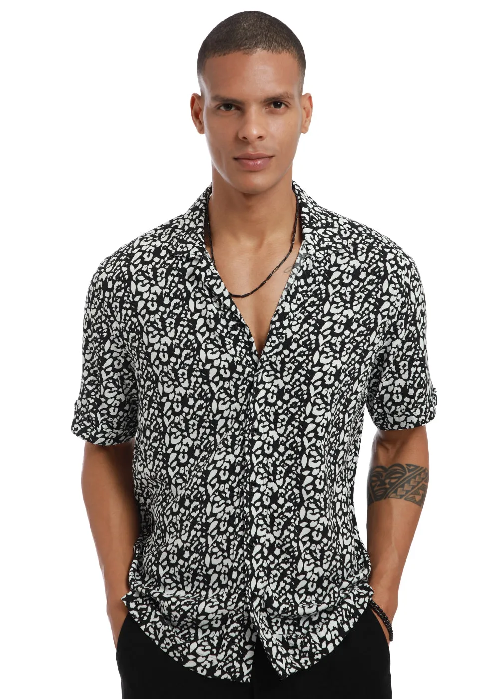 Achromatic Rosette Print Half sleeve shirt