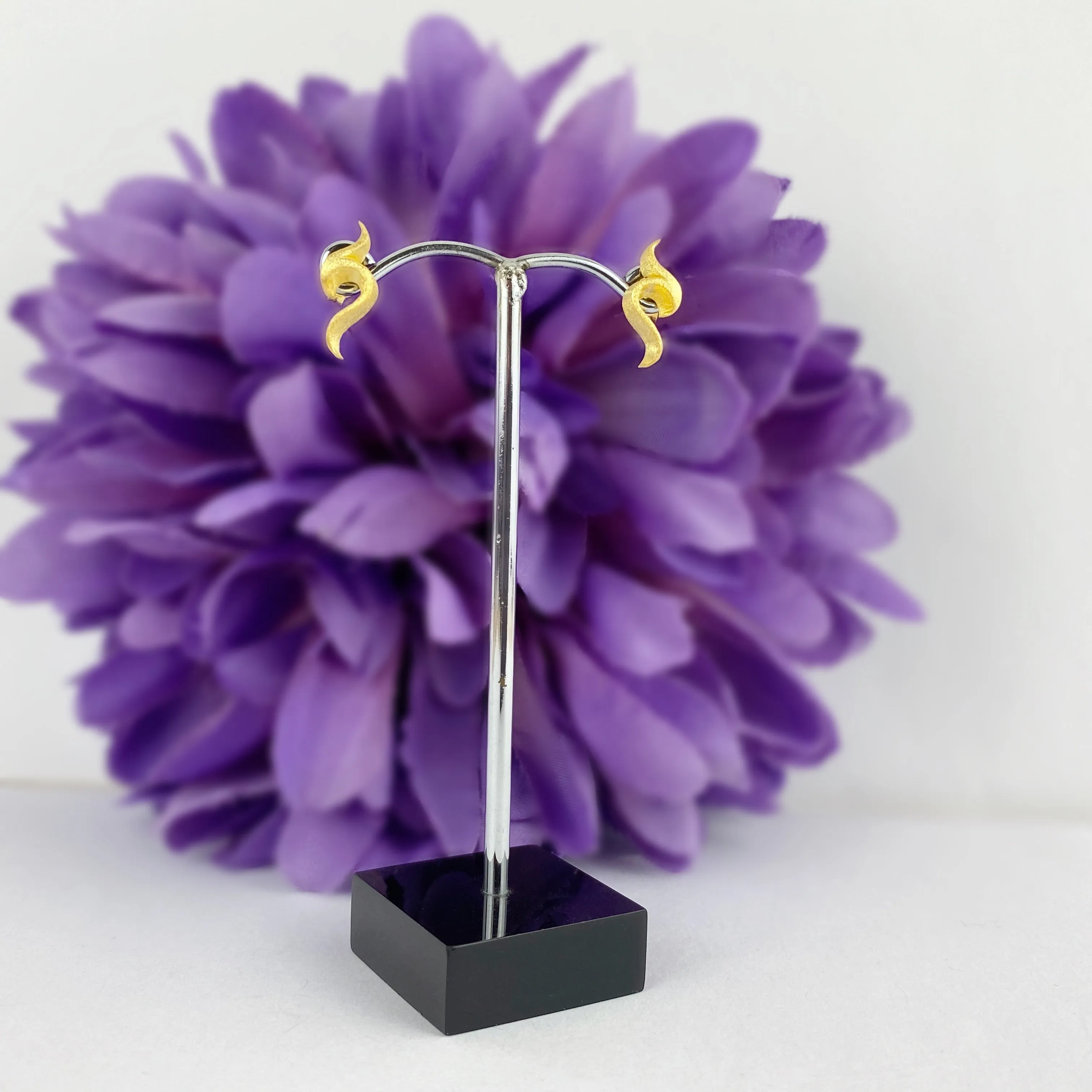 Golden Crest Earrings - VE237