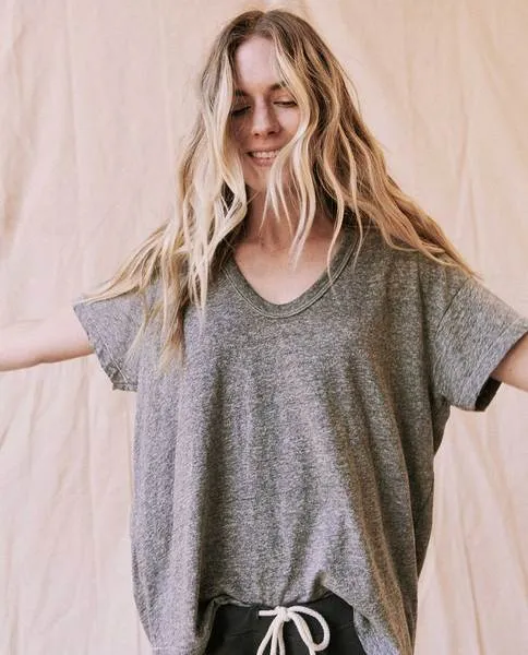THE GREAT - The U-Neck Tee in Heather Grey